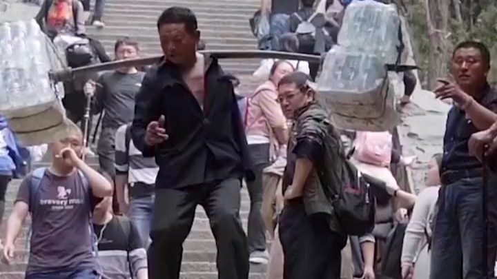 独臂挑山人